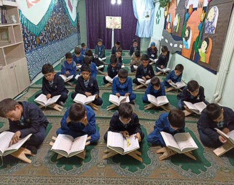 تشکیل محفل انس با قرآن در نمازخانه مدرسه